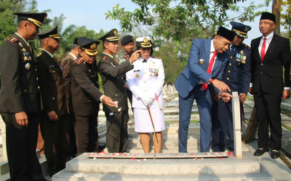 Hari Pahlawan, Forkopimda Kota Malang Tabur Bunga di TMP Suropati