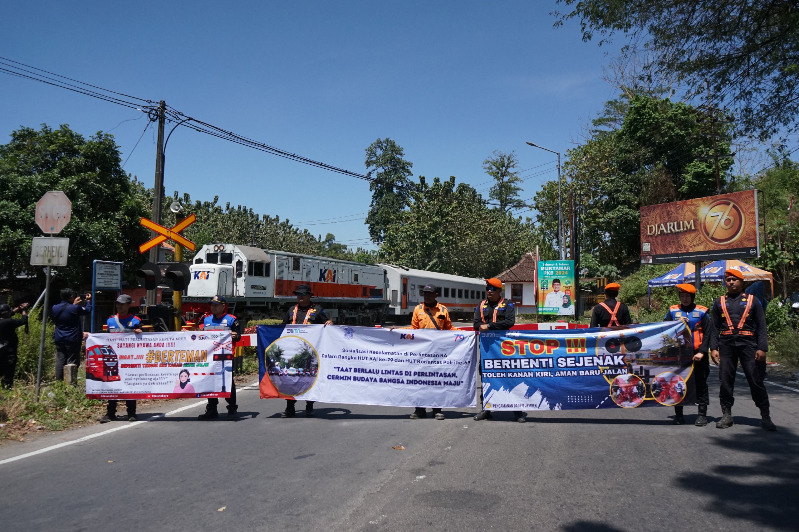 KAI dan Polres Jember Gencarkan Sosialisasi Keselamatan Perlintasan