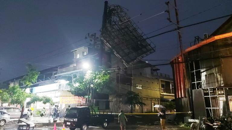 Reklame 30 Meter di Jalan Tampomas Surabaya Roboh Diterjang Angin Kencang
