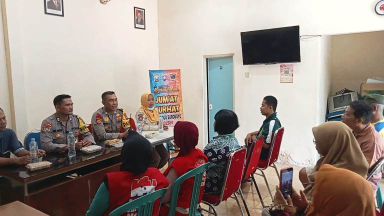 Polsek Sukomanunggal Jaring Keluhan Warga Lewat Jumat Curhat di Balai RW 2 Tanjungsari Surabaya