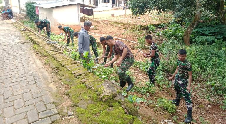 Satgas TMMD Ke-127 Kodim 0827 Sumenep Bersihkan Area Masjid Baiturrahman Desa Mandala