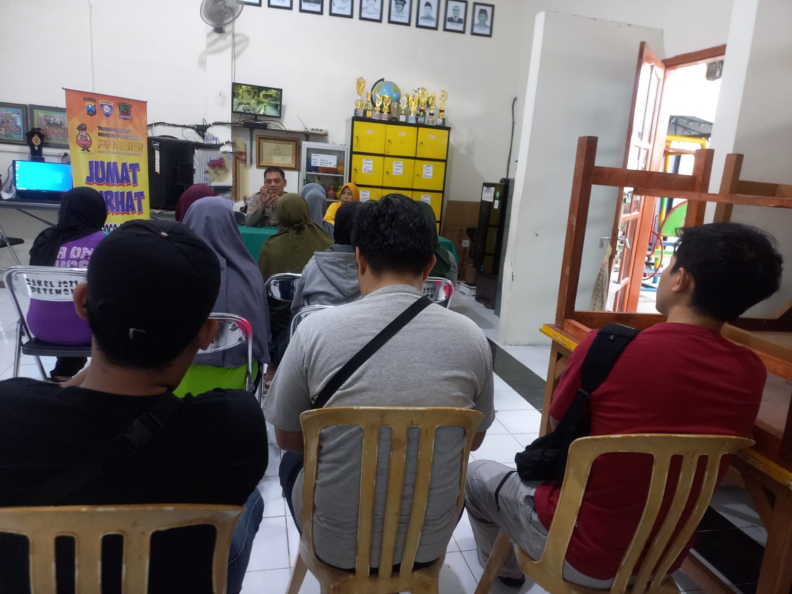 Gelar Jumat Curhat di Petemon, Polsek Sawahan Tekankan Pengawasan Anak dan Waspada Curanmor