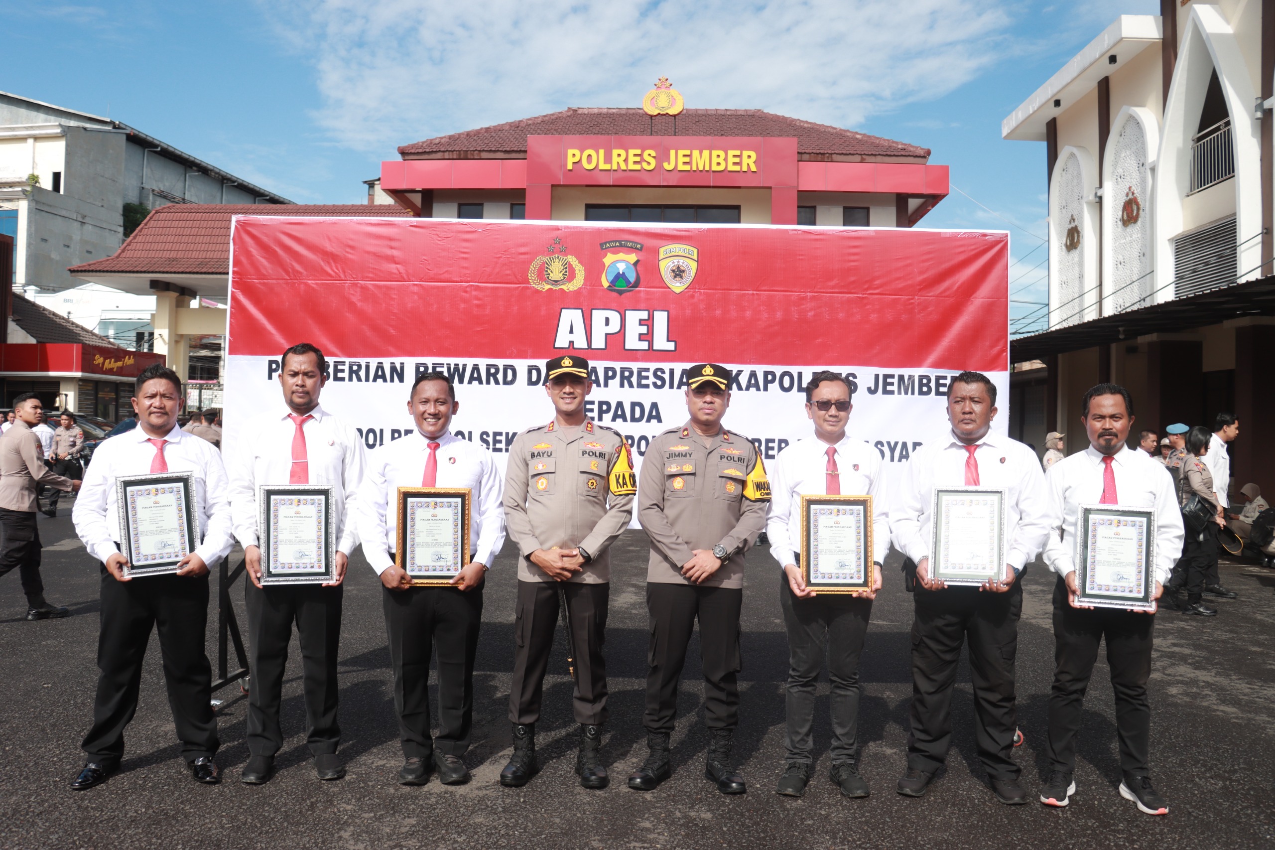 Kapolres Jember Apresiasi Kinerja 22 Anggota dan 3 Kapolsek Terbaik