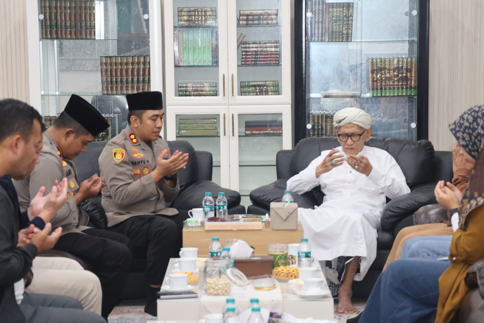 Perkuat Sinergi, Kapolres AKBP Wahyu Hidayat Silaturahmi ke Rais Aam PBNU di Ponpes Miftachus Sunnah