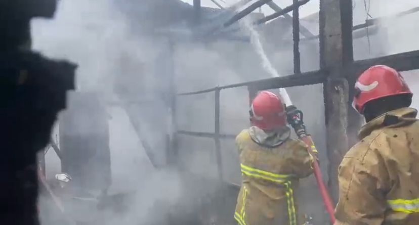 Akibat Korsleting Listrik, Rumah di Jalan Sunan Giri Gresik Ludes Terbakar