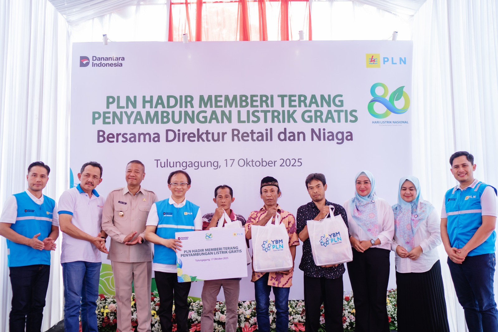 Ratusan Warga Prasejahtera di Tulungagung Dapat Sambungan Listrik Gratis dari PLN 