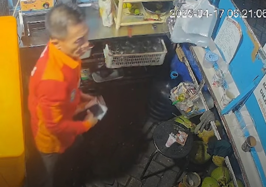 Pria Berkaus Satgas Pemkot Surabaya Satroni Warung Es Degan Jalan Jagir, Gondol HP dan Uang