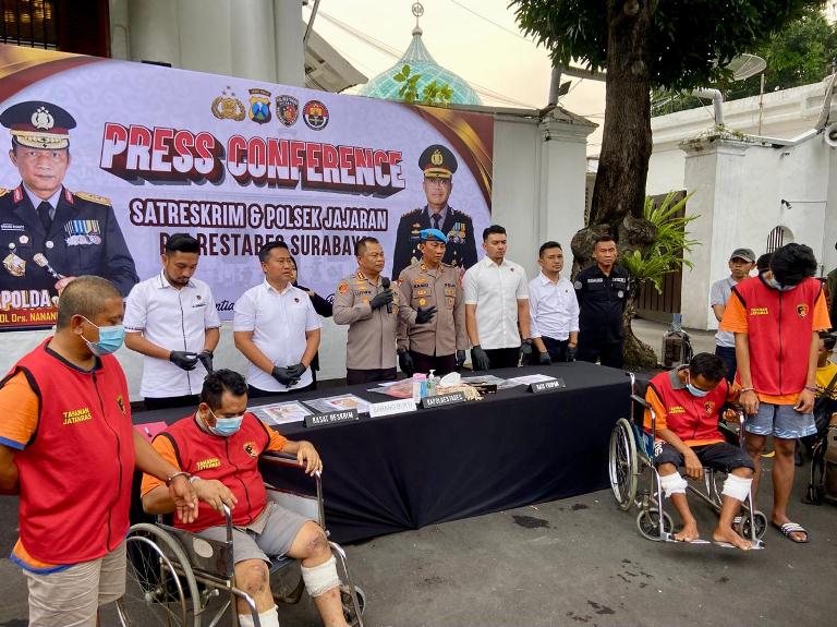 Polrestabes Surabaya Ungkap Perampokan Sadis di depan STIE Mahardika, Lansia Manyar Dibuang di Kebun Tebu