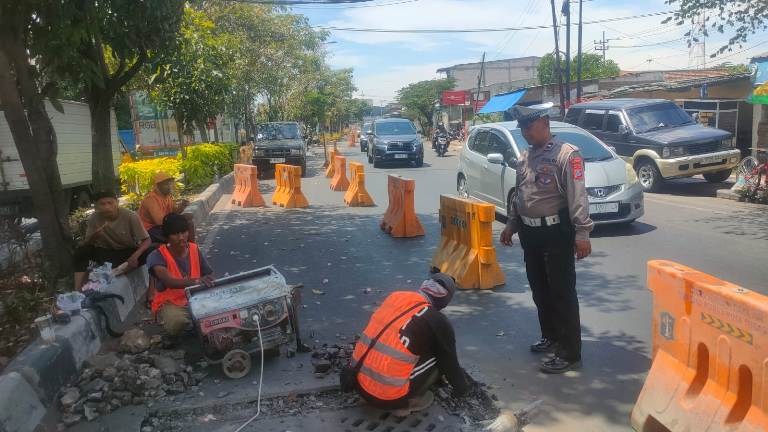 Polsek Tandes Antisipasi Kepadatan Arus Lalin Akibat Perbaikan Saluran Air di Jalan Manukan Kulon Surabaya