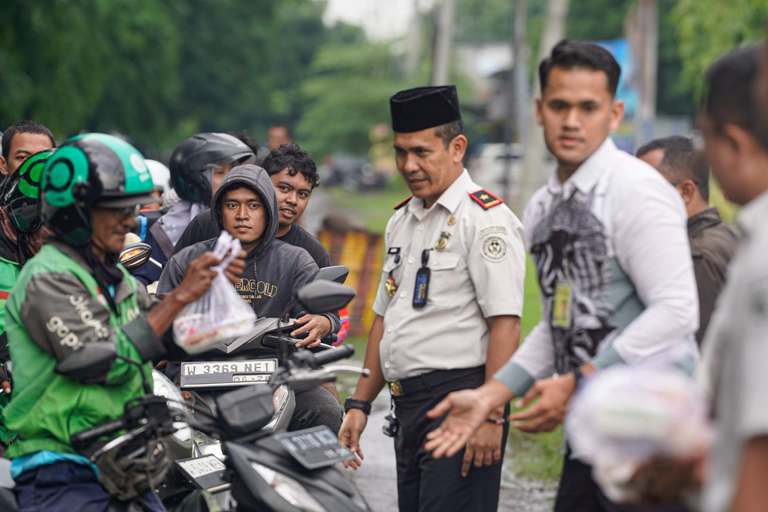 Ramadan Penuh Kepedulian, Imigrasi Surabaya Berbagi Takjil di Sidoarjo