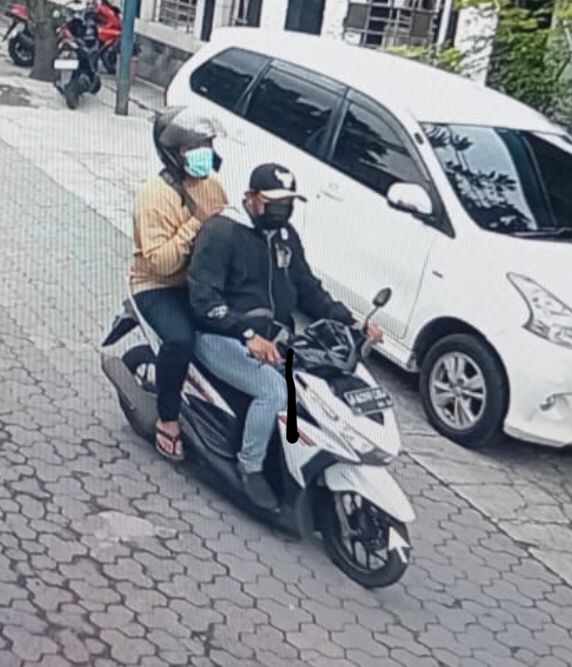 Dua Pria Terekam CCTV Curi Motor Mahasiswa di Masjid Menanggal