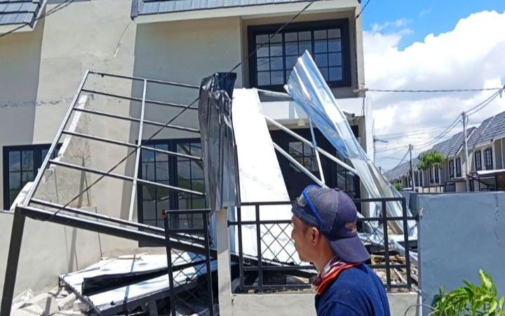 Angin Kencang Terjang Tiga Perumahan di Driyorejo Gresik, Puluhan Rumah Rusak