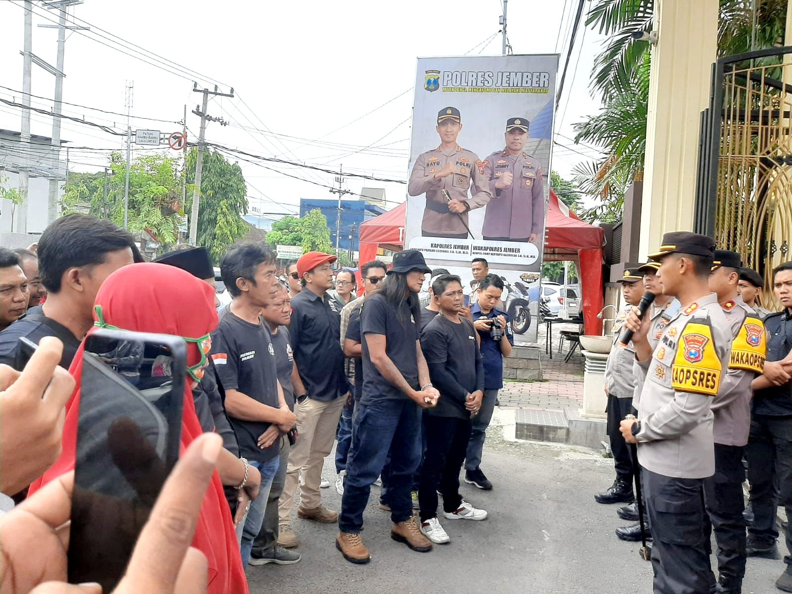 Kapolres Jember Hadapi Aksi Pendemo Pertanyakan Ketidaknetralan Polri dalam Pemilu 2024