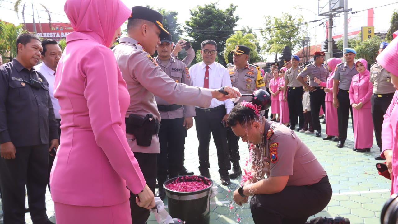 Polresta Banyuwangi Gelar Upacara Kenaikan Pangkat 109 Personel dan Pelepasan Purna Bhakti