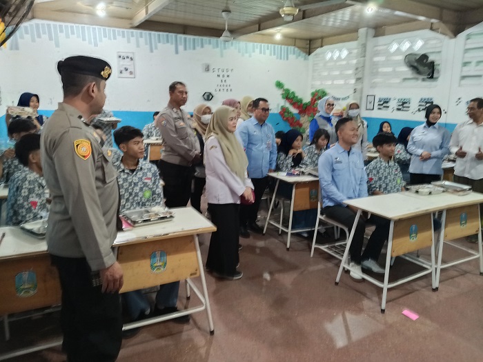 Polsek Bubutan Kawal Pengamanan Program MBG di Krembangan, Distribusi Berjalan Lancar
