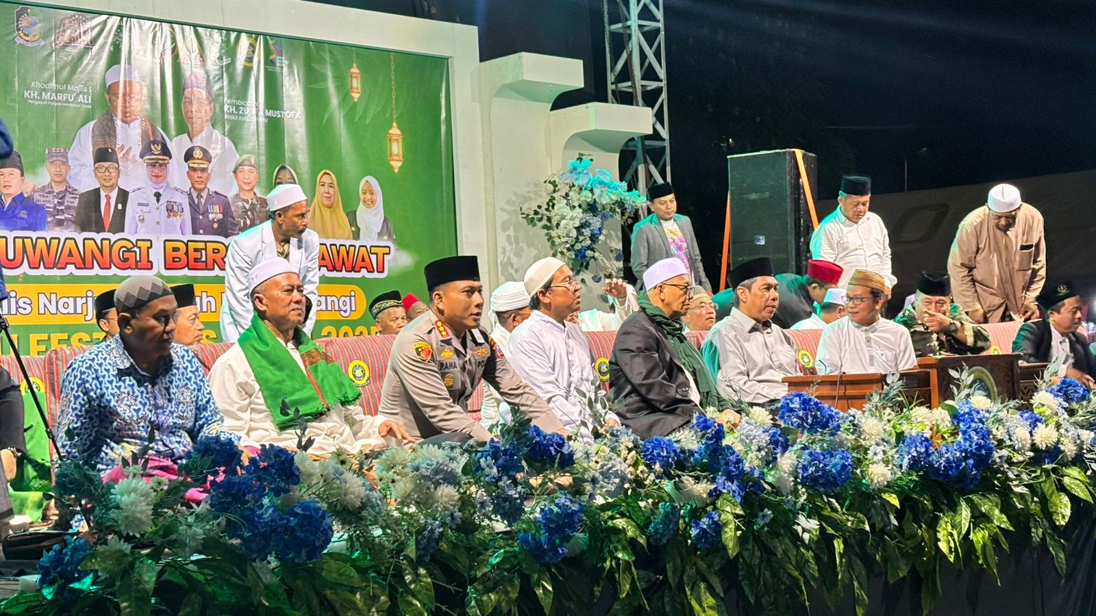 Kapolresta Banyuwangi Bersama Waketum PBNU Lantunkan Sholawat di Pantai Boom Marina