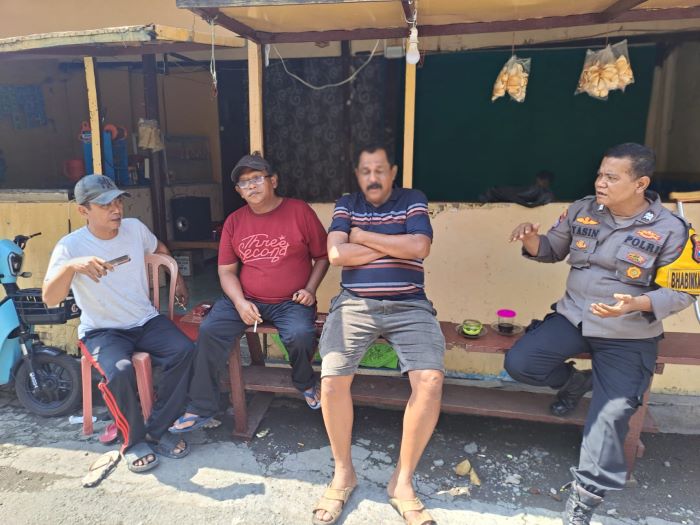 Jajaran Bhabinkamtibmas Sambang Warga di Jalan Tambak Gringsing