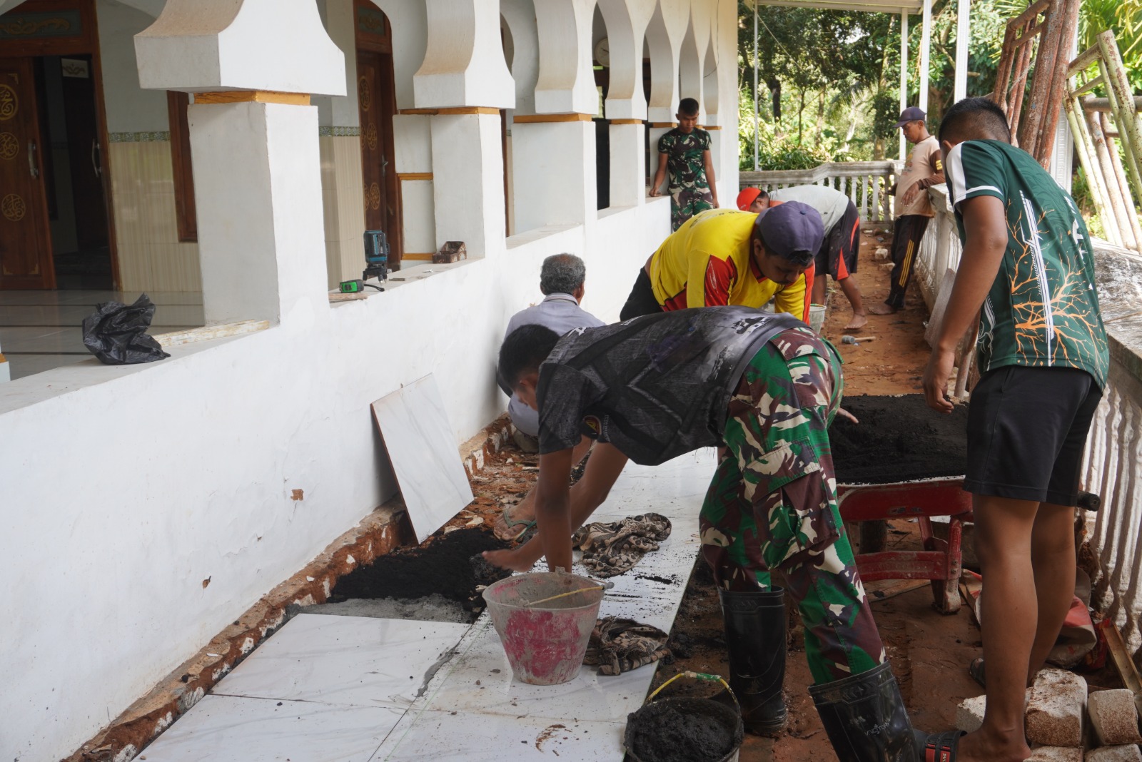 Keramik Terpasang, Masjid Baitur Rahman Berbenah Lewat TMMD
