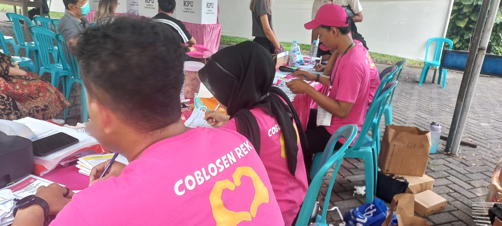 TPS Unik di Hari Kasih Sayang, Petugas KPPS Berkaos Pink di Kondominium Graha Famili