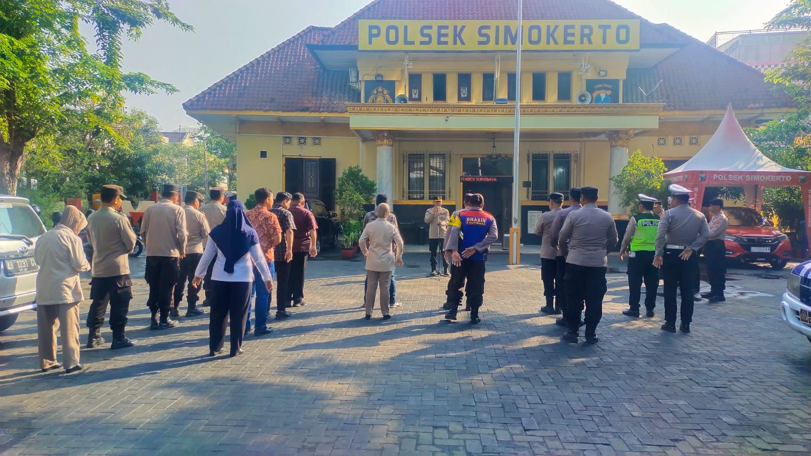 Kapolsek Simokerto Pimpin Apel Pagi dan Beri Arahan Penting kepada Anggota