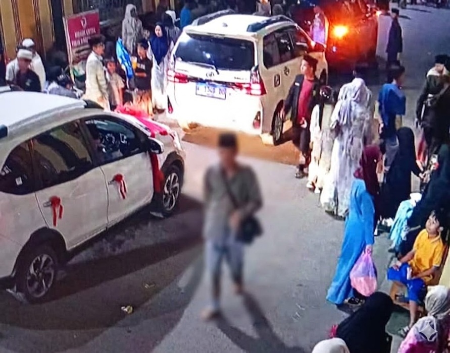  Terekam CCTV, Pria Berpeci Hitam Gasak Ponsel Pengantar Haji di Ponpes Sukorejo