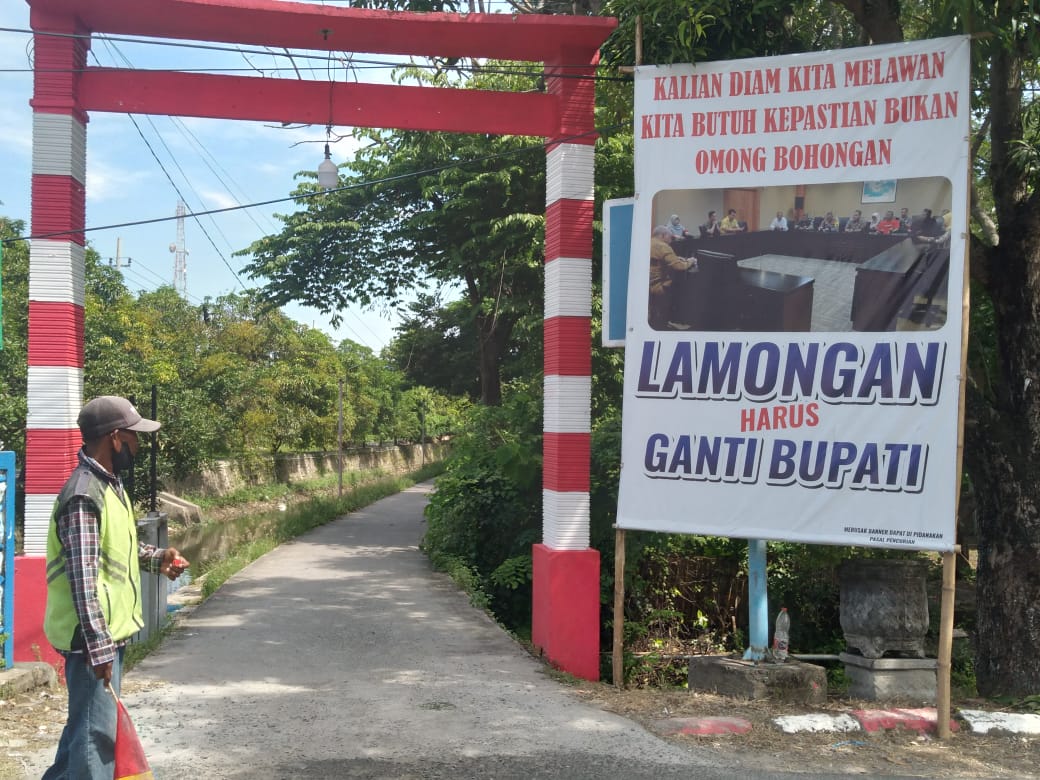 Muncul Banner Lamongan Harus Ganti Bupati