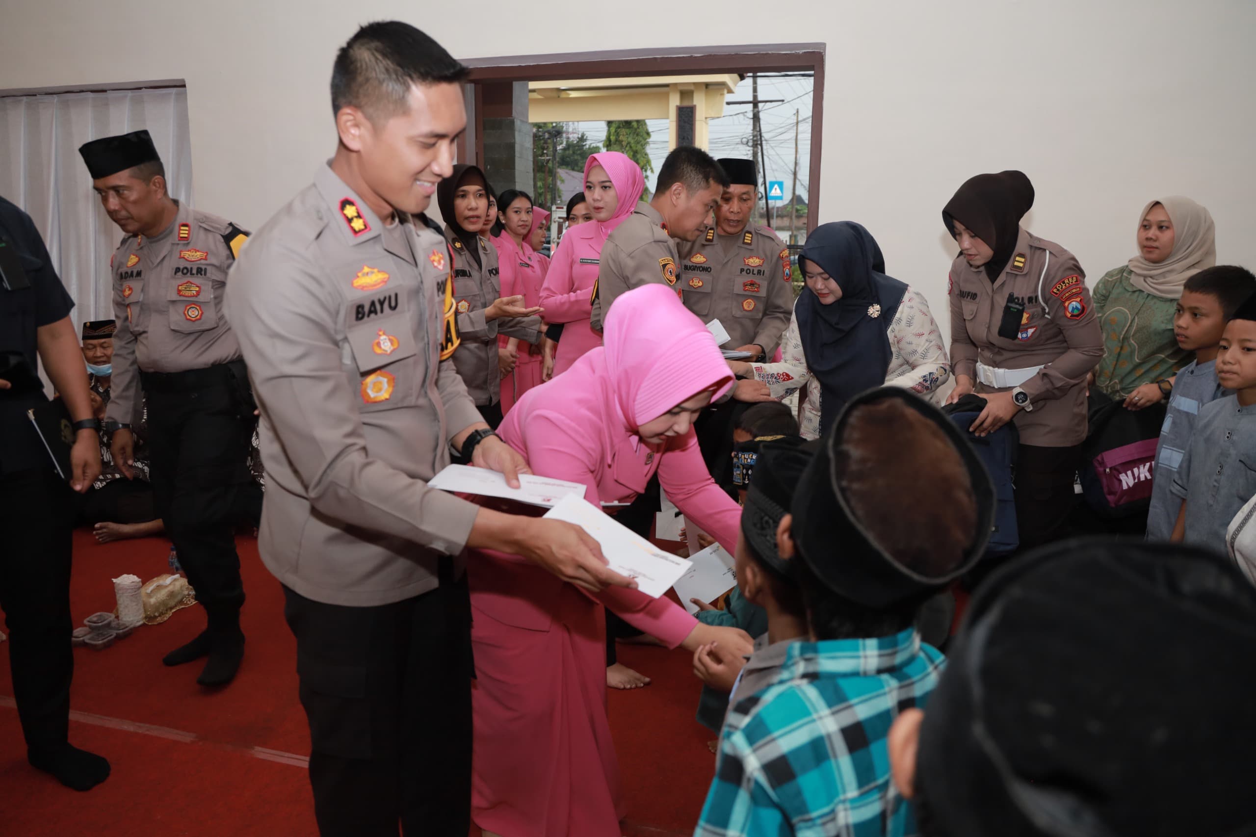 Tebar Kebaikan Ramadan, Polres Jember Santuni 100 Anak Yatim dan Gelar Buka Puasa Bersama