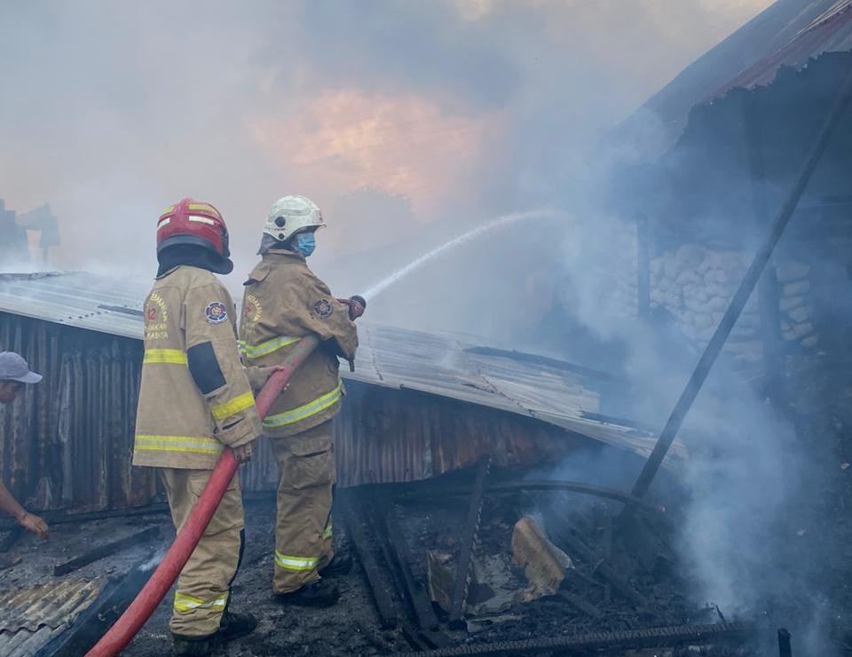 Tiga Gudang Garam dan Kayu di Jalan Jawar Pakal Surabaya Hangus Terbakar