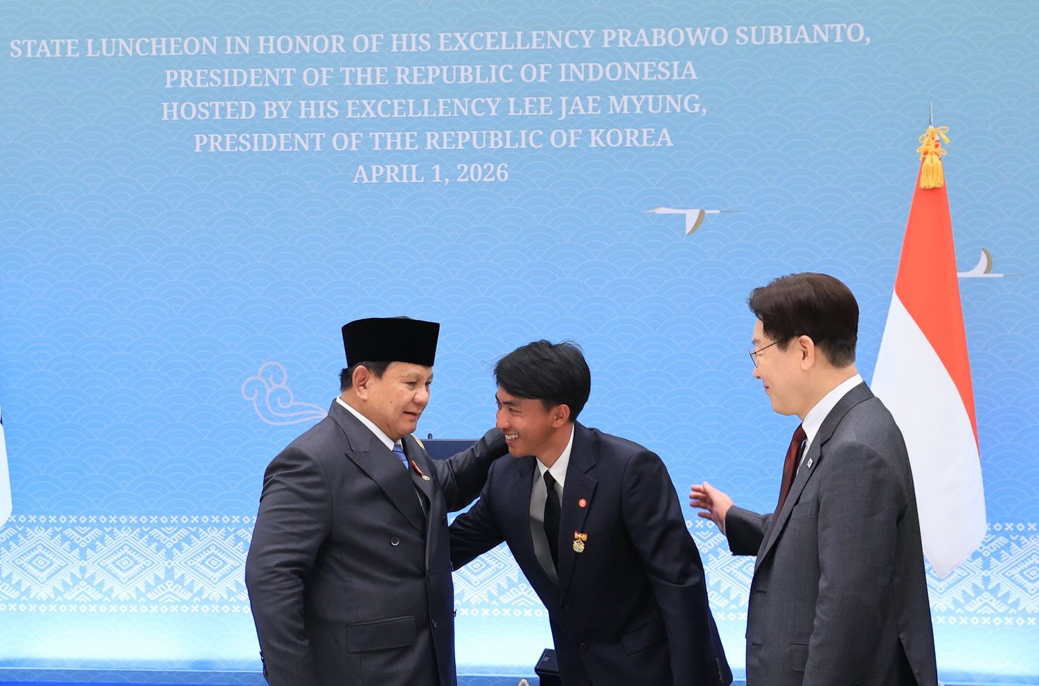 Gestur Bangga Prabowo saat Menyalami Sugianto yang Selamatkan Lansia dari Kebakaran di Korsel