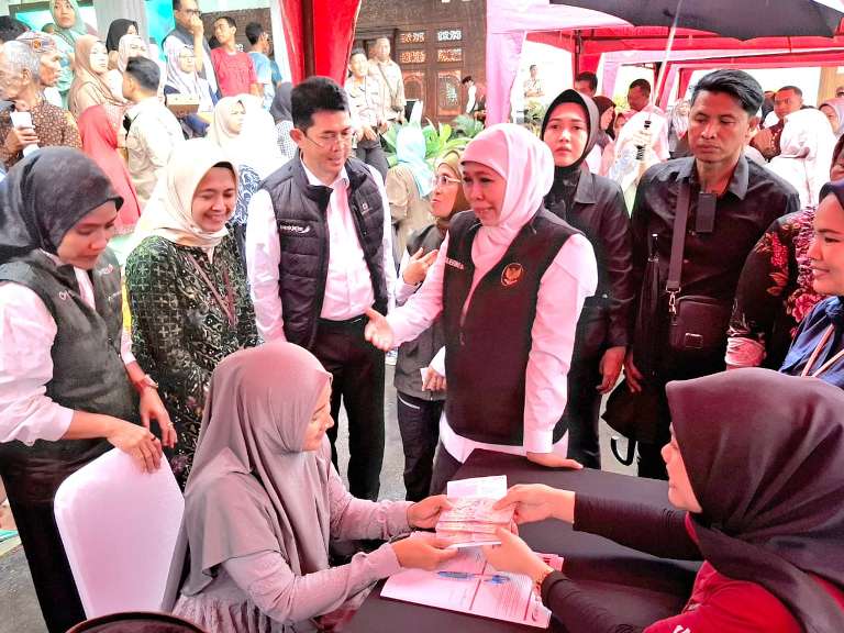Gubernur Khofifah Salurkan Bansos Rp 7,7 Miliar untuk Warga Pasuruan
