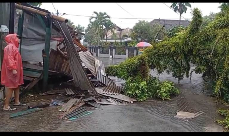 Puting Beliung Jabung Malang Rusak Lima Rumah Warga