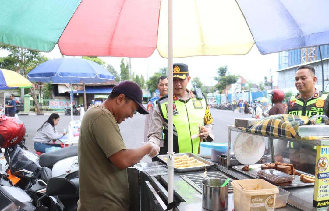 Dukung Pekembangan UMKM, Kapolres Bojonegoro Beli Produk Pedagang di Bulan Ramadan