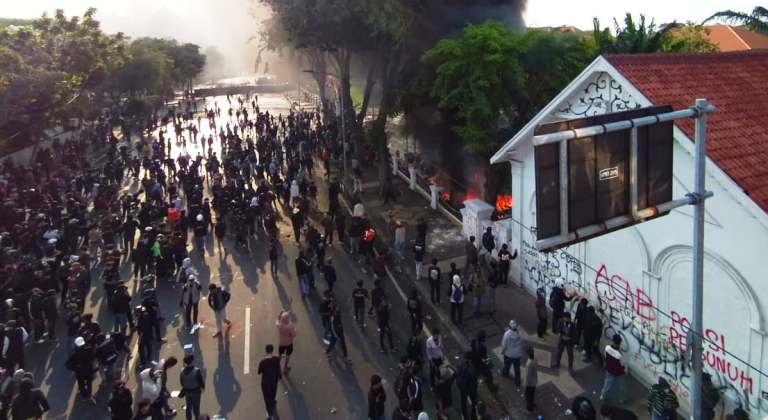 Aksi Solidaritas di Depan Grahadi Surabaya Ricuh, Lempar Molotov dan Petasan ke Petugas