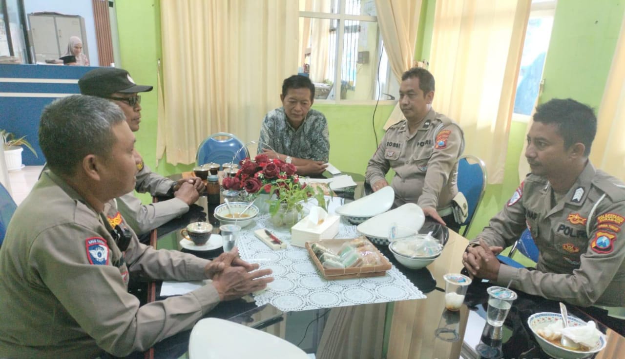 Polsek Lakarsantri Gelar Edukasi Operasi Zebra Semeru 2025 di SMPN 20 Surabaya