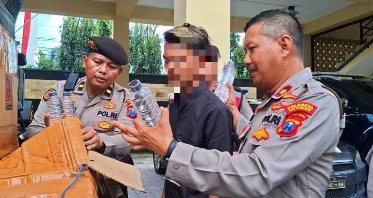 Patroli Perintis Presisi Polresta Banyuwangi Gagalkan Pengiriman Ribuan Botol Arak