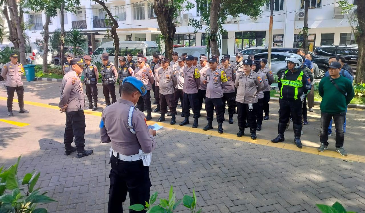 Kapolsek Gayungan Pimpin Apel Pengamanan Unjuk Rasa di Kejati Jatim