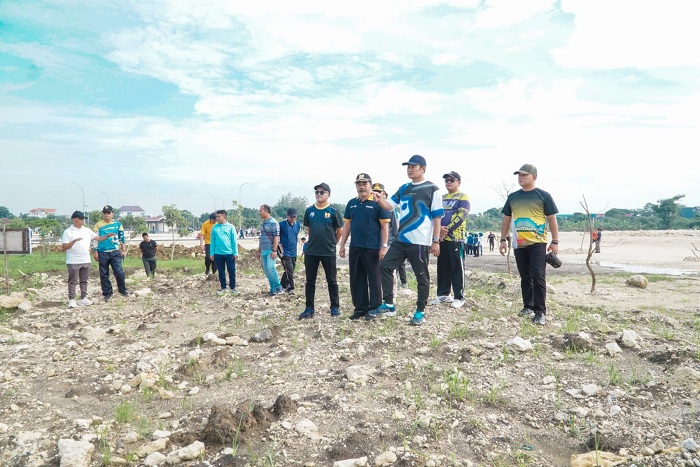 Lapangan Gajah Mada Lamongan Dihijaukan