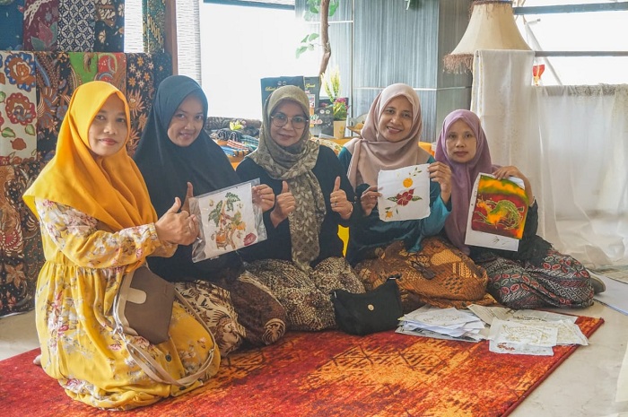 Jelajahi Keindahan Budaya Aston Gresik Gelar Workshop Membatik Bersama Perajin Lokal