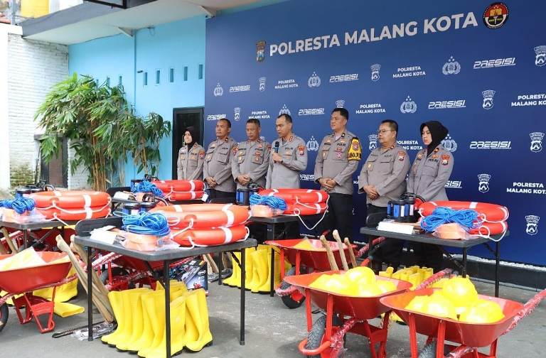 Kombespol Putu Kholis Serahkan Peralatan Tanggap Bencana ke Polsek Jajaran Malang Kota