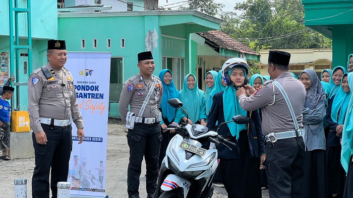 Satlantas Polres Kediri Gelar Coaching Clinic Pondok Pesantren Road Safety