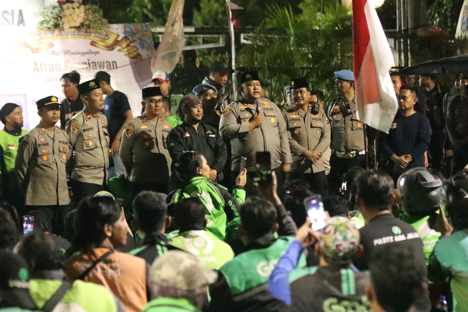 Orasi dan Nyalakan Lilin, Ratusan Driver Ojol Salat Gaib untuk Affan Kurniawan