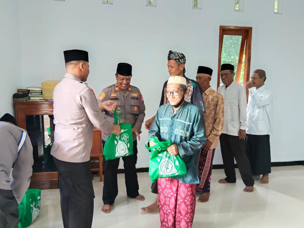Peduli Marbot di Bulan Ramadan, Polsek Geneng Perkuat Kamtibmas Lewat Aksi Sosial dan Silaturahmi