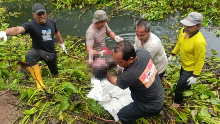 Tiga Hari Pencarian, Balita Ditemukan Tewas Dalam Kolam Eceng Gondok Desa Maesan Kediri 