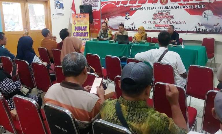 Warga Banyu Urip Ikuti Jumat Curhat, Kapolsek Sawahan Tekankan Kewaspadaan 3C