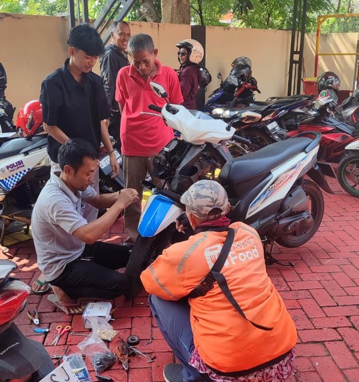 Cegah Curanmor, Polsek Wiyung Pasang Alarm Gratis untuk Motor Warga