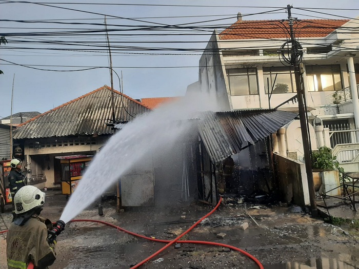 Warung Nasi Bebek Tanjung Sadari Ludes Terbakar Akibat Tumpahan Bensin Tersambar Api Kompor