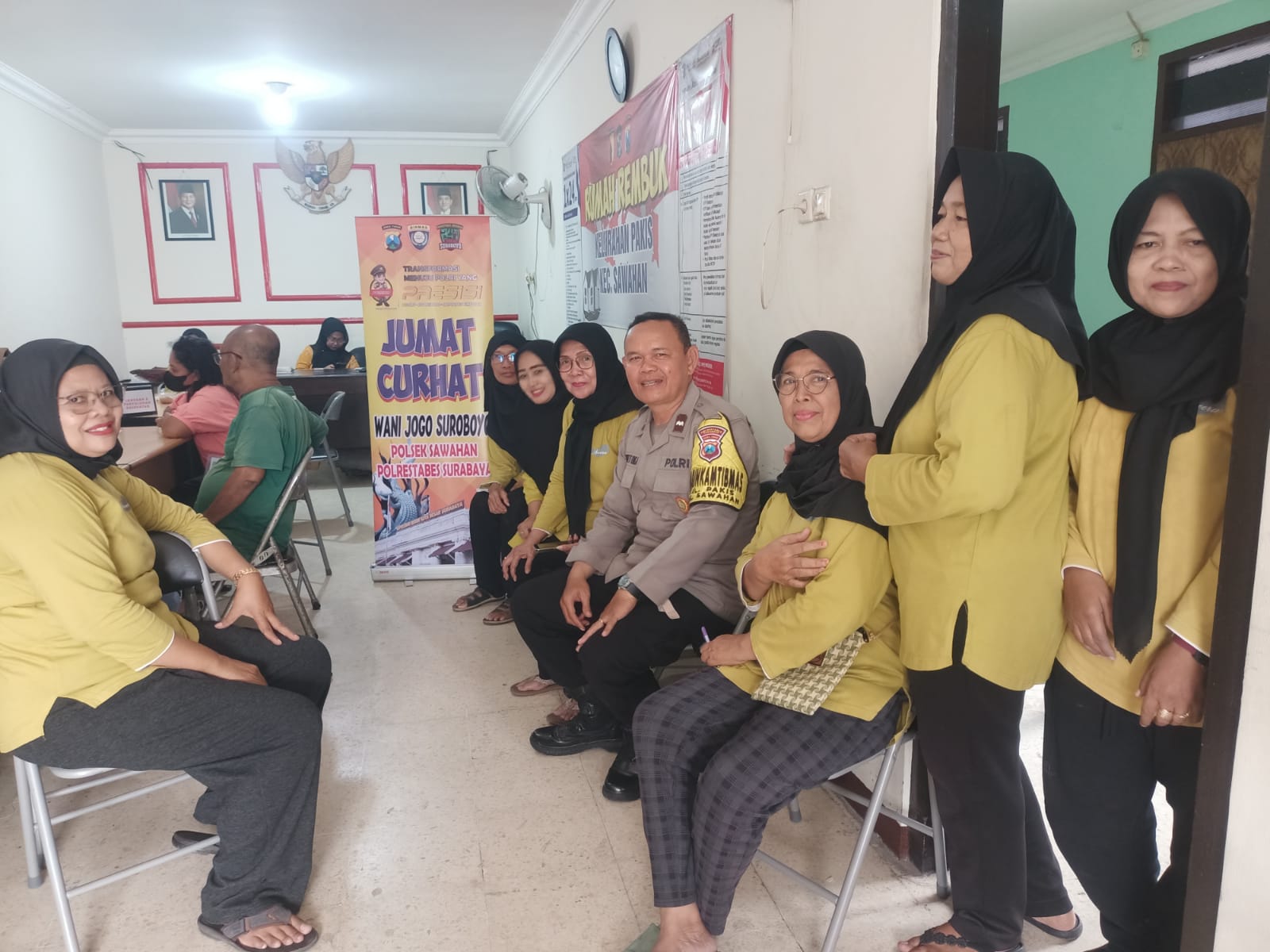 Jumat Curhat Polsek Sawahan Tampung Aspirasi Warga di Balai RW 07 Pakis Surabaya