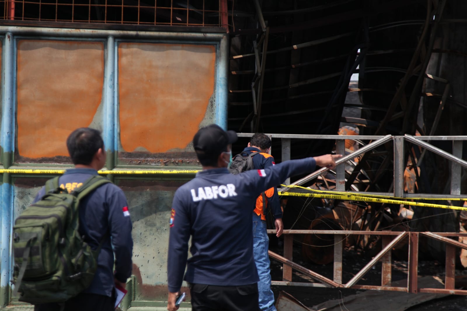 Tim Labfor Polda Jatim Olah TKP Gudang Tiner Kalianak Madya