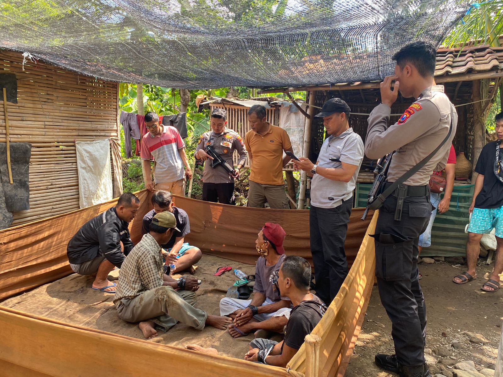 Gerebek Judi Sabung Ayam, Polisi di Situbondo Amankan 4 Tersangka, 7 Ayam Aduan dan 10 Motor