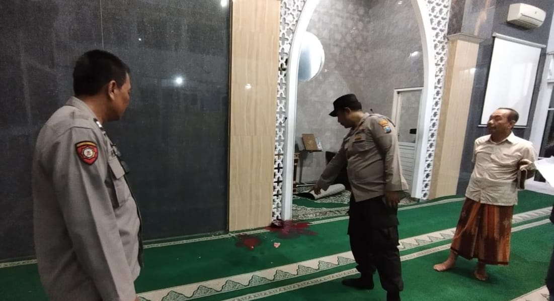 Keramik Dinding Masjid di Malang Jatuh, Dua Jemaah Jadi Korban